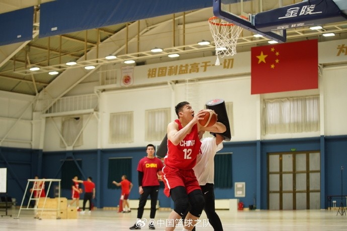 中國籃球之隊官博：大塊頭 大能量 祝李炎哲25歲生日快樂！
