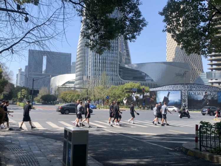 心態(tài)放松，有網(wǎng)友拍到澳大利亞隊(duì)早上在萬(wàn)象城citywalk