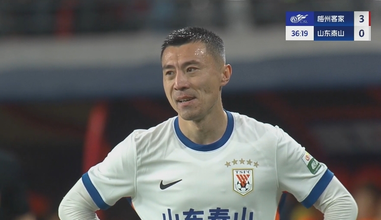 34分鐘0-3落后！36歲鄭錚苦笑36歲大雷沮喪 替補(bǔ)席黃政宇神態(tài)輕松