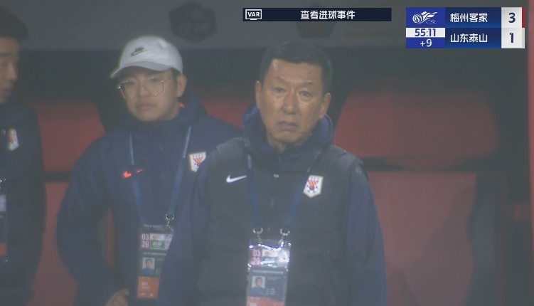 半場1-3落后遞補(bǔ)隊(duì)！場邊的崔康熙表情焦急