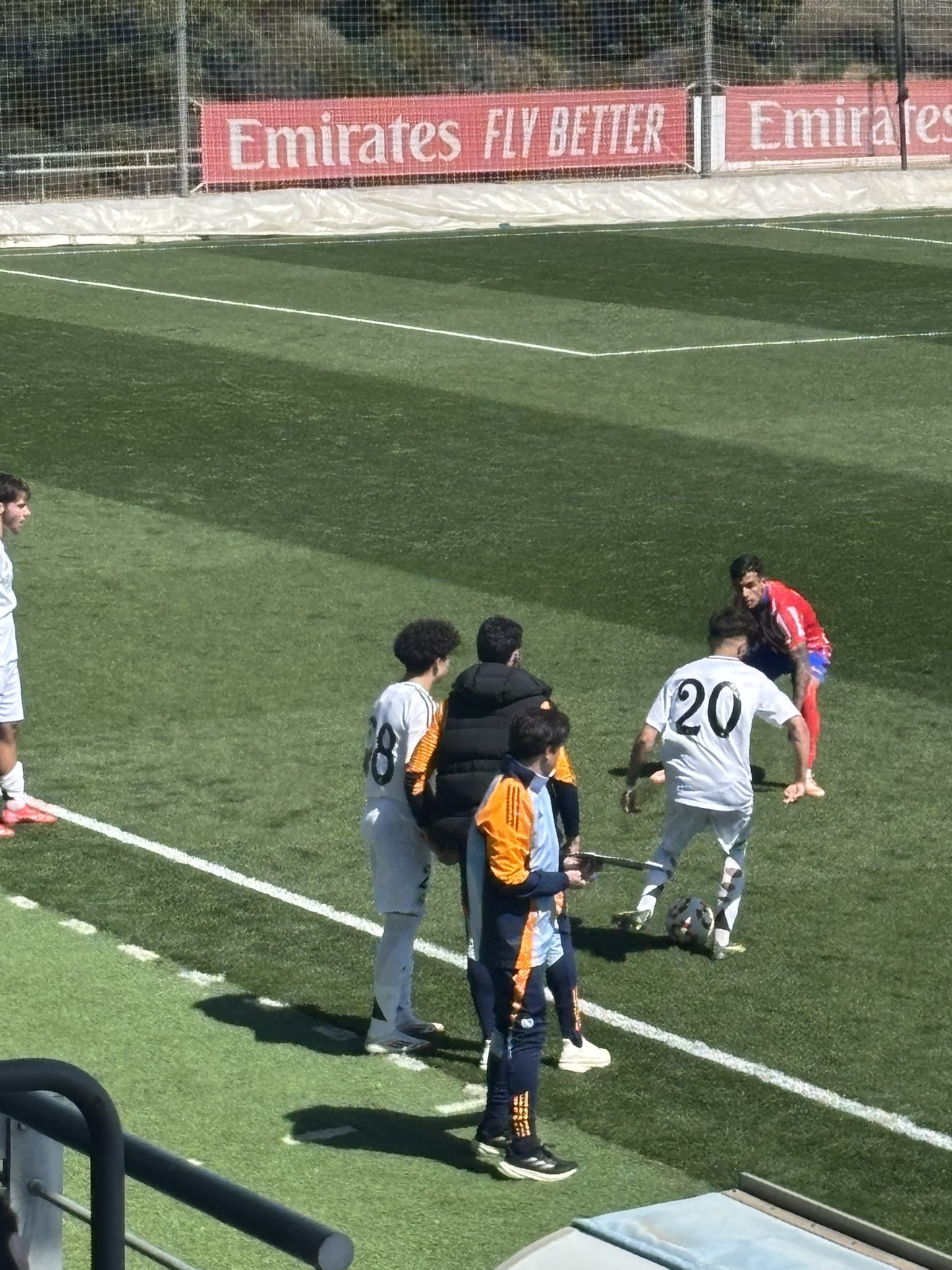 天賦滿滿！馬塞洛15歲兒子恩佐皇馬U19首秀，登場5分鐘腳后跟助攻