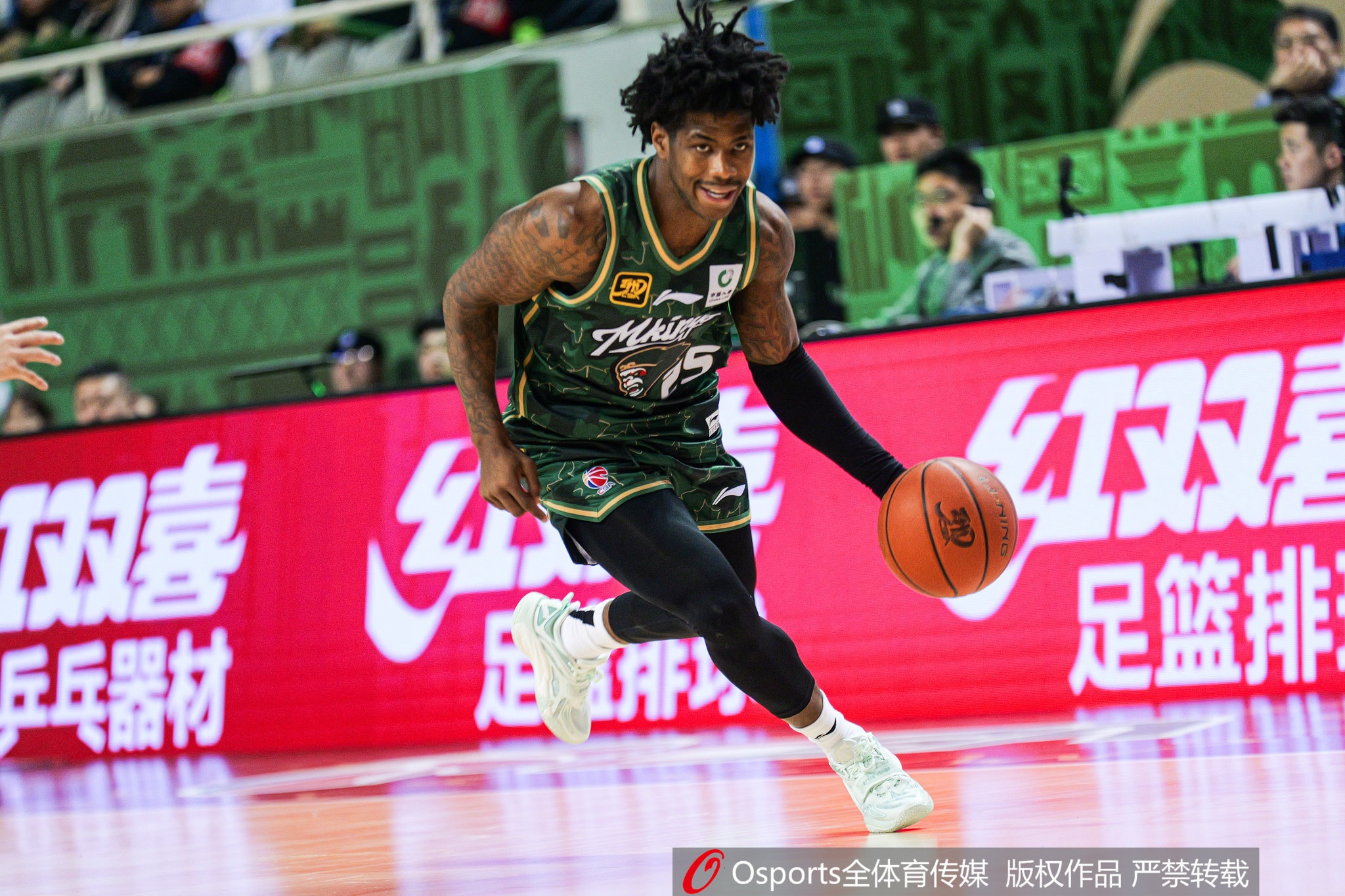 這外援猛得很！肯德里克-戴維斯16投12中&罰球18中15砍43分6板9助